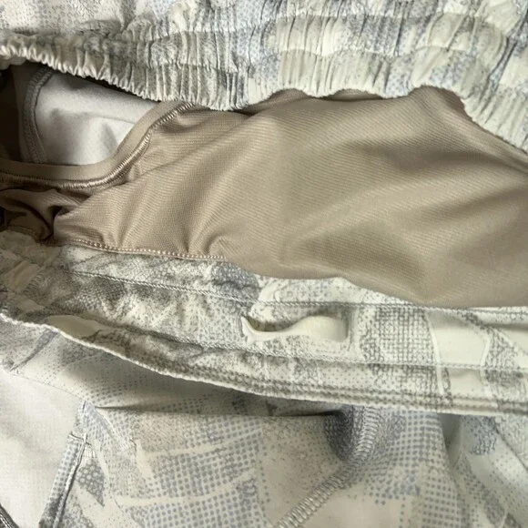 Lululemon Womens 12 White Gray Hotty Hot Short II Lined Run Athletic 4" Workout - Picture 4 of 12